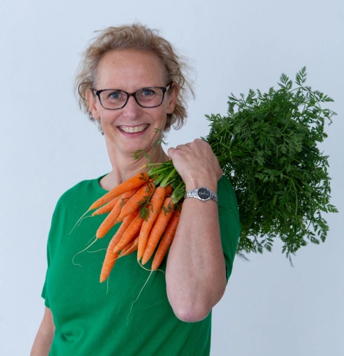 Mireille Blommaert met bos wortels over haar schouders