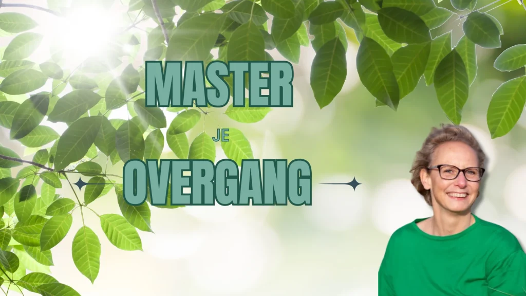 Afbeelding met groene bladeren op de achtergrond, met de tekst 'Master je overgang' in grote letters. Rechtsonder is een lachende vrouw met bril en groen shirt afgebeeld